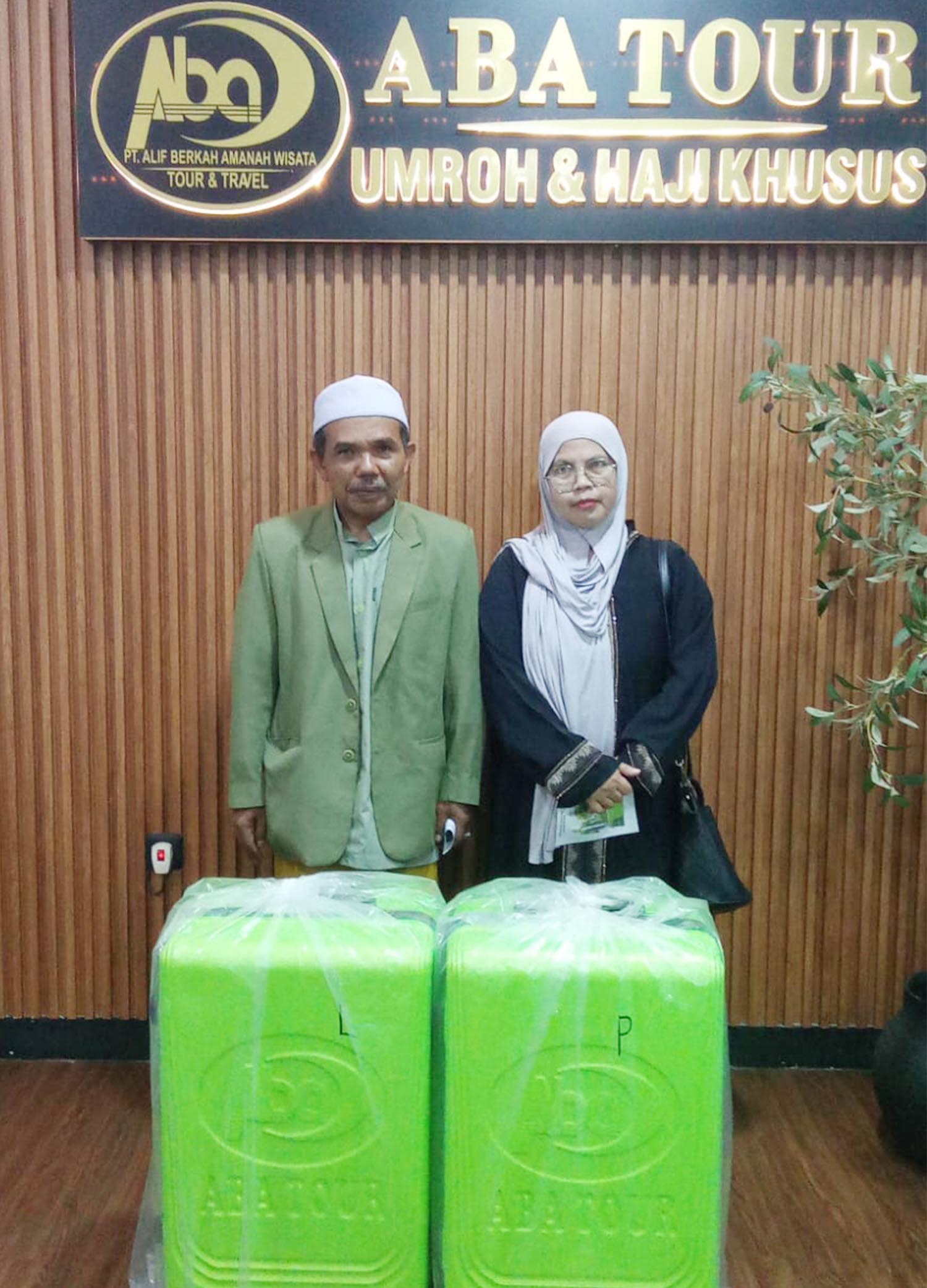 Pengambilan Perlengkapan Umroh Akbar Jama'ah dari OFC Sukalarang